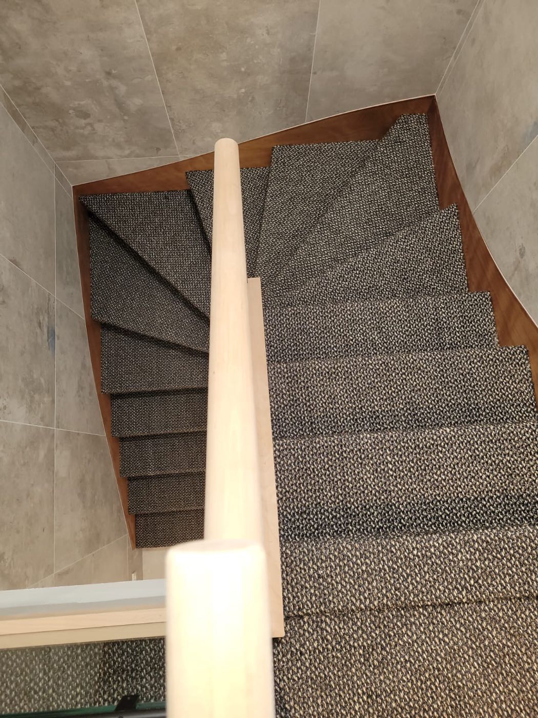Escalier tournant habillé d'une moquette bouclée