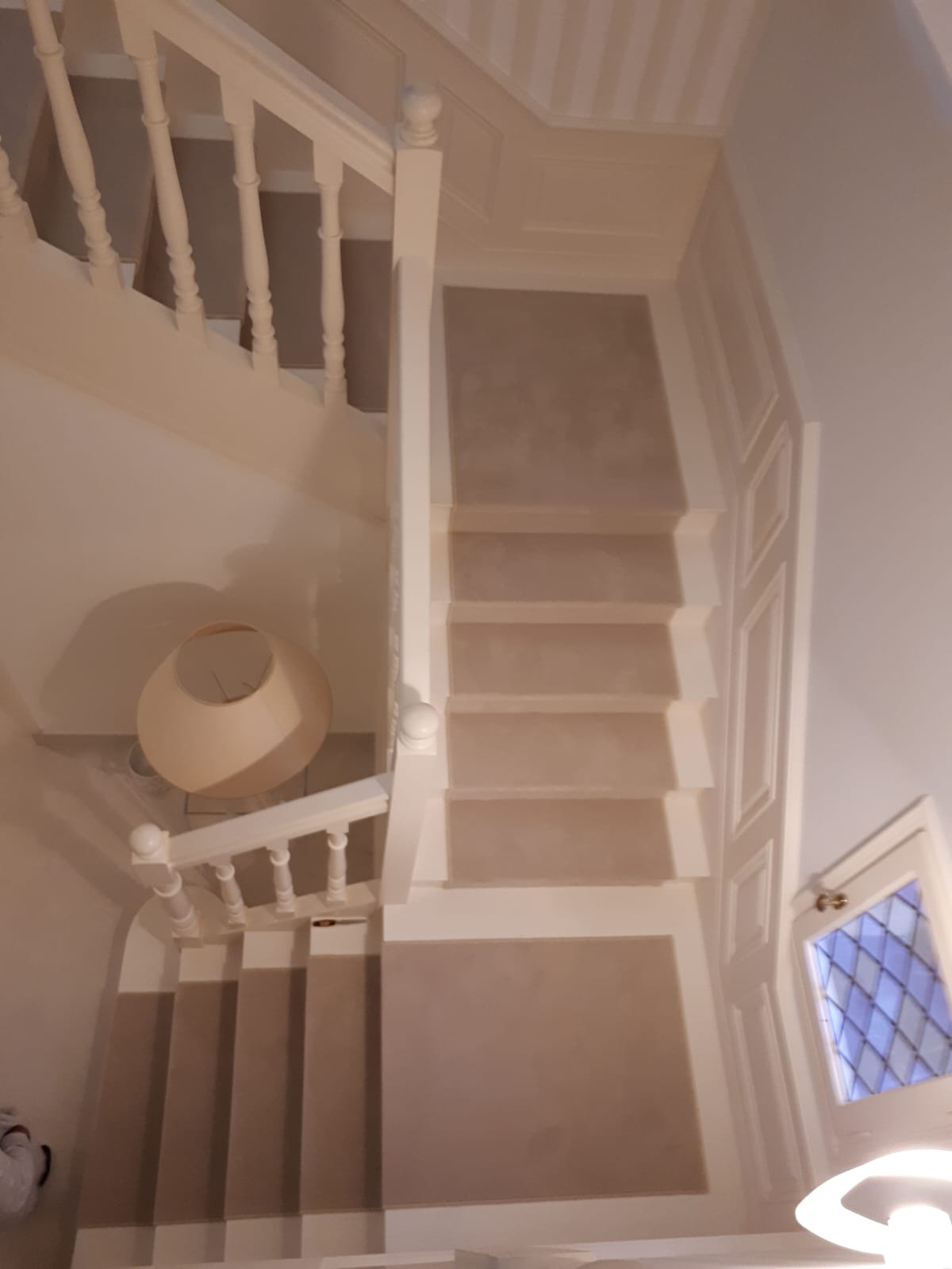 Cage d'escalier habillée d'une moquette veloutée beige
