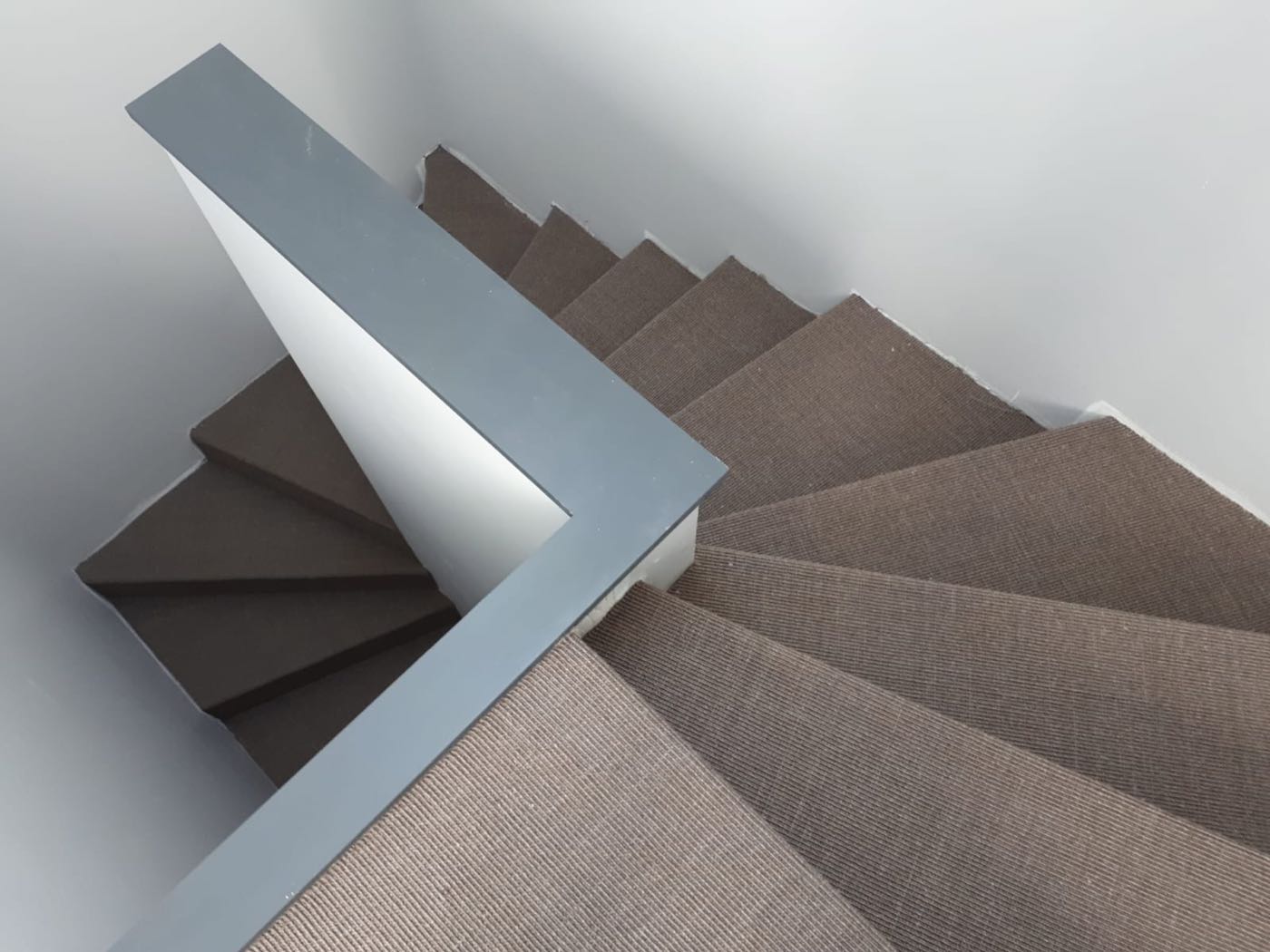 Escalier tournant rénové et habillé, fini