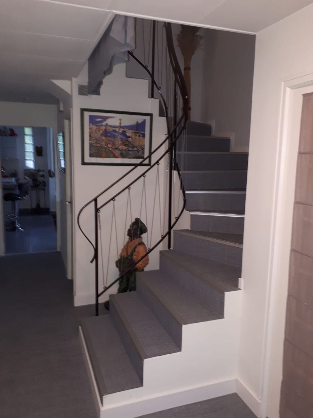 Escalier rénové habillé en gris avec rampe fer forgé