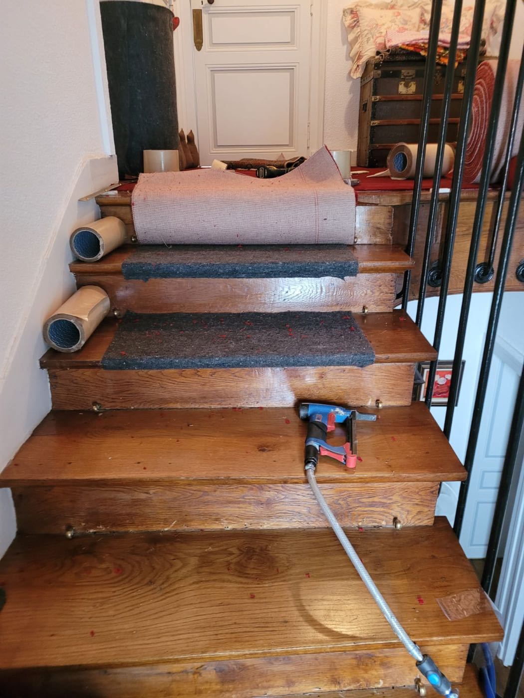 Pose du tapis d'escalier en cours